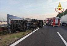 A22, furgone si ribalta tra Pegognaga e Reggiolo: due feriti, interviene l’elisoccorso
