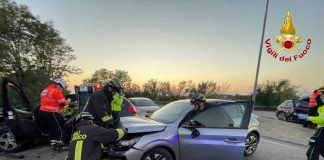 Rodigo, scontro tra auto all’incrocio: due donne estratte dai Vigili del Fuoco