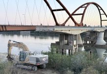Vecchio ponte di San Benedetto, demolizione a ritmo sostenuto: ora si lavora sui bilancieri