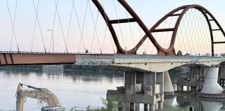 Vecchio ponte di San Benedetto, demolizione a ritmo sostenuto: ora si lavora sui bilancieri