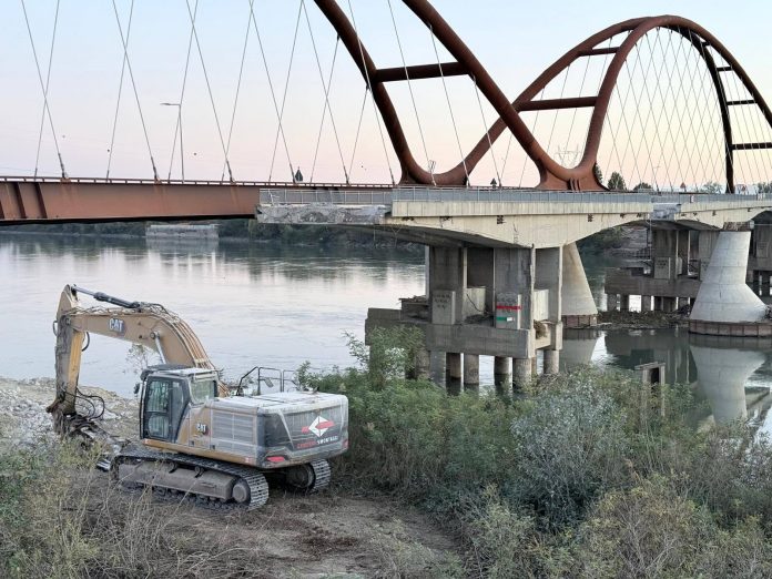 Lavori demolizione vecchio ponte di san Benedetto Po 2
