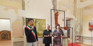 Elisa Gemelli, pittura e teatro si incontrano nella mostra “Il tempo imperfetto”