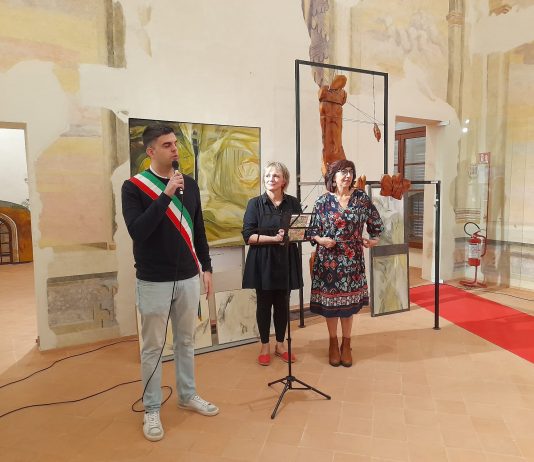Elisa Gemelli, pittura e teatro si incontrano nella mostra “Il tempo imperfetto”