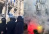 Sciopero della scuola, tensione nei cortei: bombe carta, cassonetti bruciati e idranti in azione