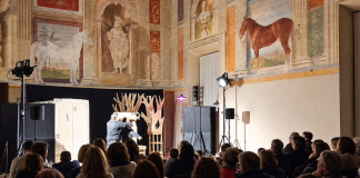 Debutta “San Francesco” di Corniani: pace e dialogo tra burattini, sagome e attore