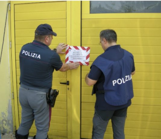 Castel d’Ario, sequestrate 60 auto fuori uso e maxi officina abusiva: indagini anche su rifiuti pericolosi