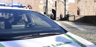 Sermide, controllato mendicante davanti al supermercato: emergono numerosi precedenti, ora il Daspo