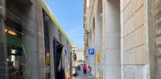 Giovane senza biglietto aggredisce l’autista Apam per sfuggire ai controlli: interrotta la corsa
