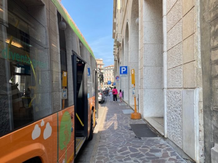 autobus-Corso-della-Liberta-fermata-verso-poste-prima
