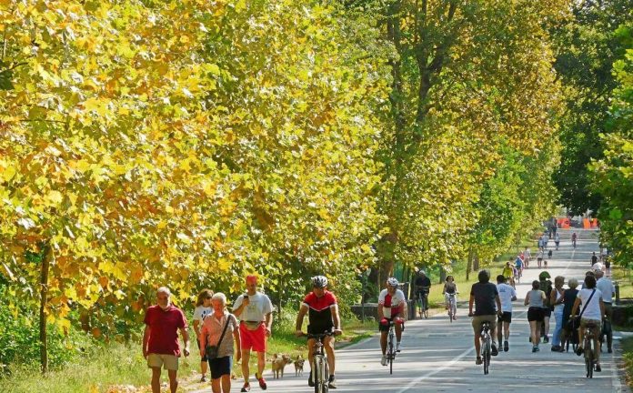gente che cammina auto ma ancora caldo al_parco_di_monza