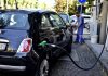 Prezzi carburanti, nuova accisa sul diesel: aumenti per IP e Q8, frenata di Eni