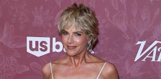 Caos a bordo del volo per New York, arrestata l’attrice Selma Blair: “Ha morso hostess e aggredito un poliziotto”