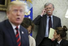 Cortei, l’ex consigliere di Trump Bolton: “Tattiche russe schema già visto, puntano a destabilizzare società”