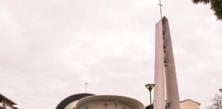 Arezzo, bomba tra i fiori davanti alla chiesa: ritrovamento choc durante la festa parrocchiale