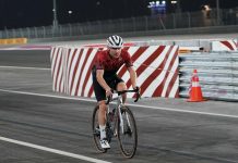 Dalle quattro ruote ai pedali: Bottas va da Sepang a Singapore in bici