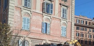 Parcheggio piazza Capponi, residenti: “Ennesimo scavo inutile e i nostri palazzi tremano”