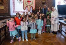 I piccoli della Casa dei Bambini portano un dono in Comune a Mantova