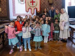 I piccoli della Casa dei Bambini portano un dono in Comune a Mantova