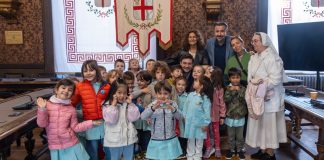 I piccoli della Casa dei Bambini portano un dono in Comune a Mantova