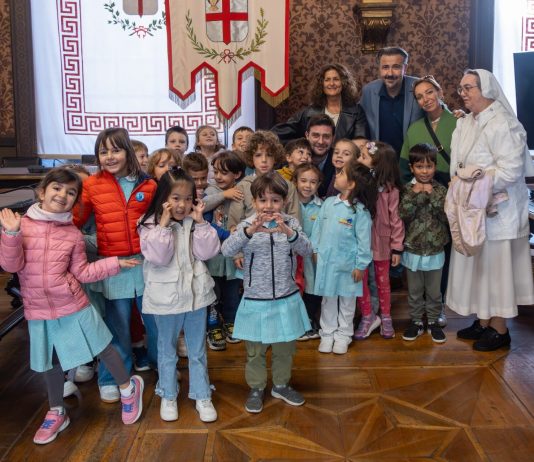 I piccoli della Casa dei Bambini portano un dono in Comune a Mantova