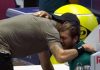 Cobolli si fa male nel derby e scoppia a piangere, Atp Finals a rischio. Berrettini lo abbraccia