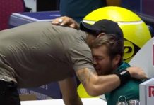 Cobolli si fa male nel derby e scoppia a piangere, Atp Finals a rischio. Berrettini lo abbraccia