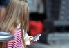 Dolore o tensione alla nuca, alle spalle e alla parte alta della schiena, cos’è il ‘text neck’ o collo da smartphone