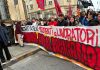 Torino, bidoni di letame rovesciati davanti al municipio prima del corteo per lo sciopero generale: il video