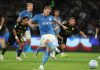 Hojlund sbaglia il rigore, arbitro fa ripetere e De Bruyne segna: caos in Napoli-Frosinone