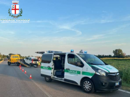 Senza patente causa incidente, poi scappa e denuncia falso furto dell’auto: 35enne nei guai