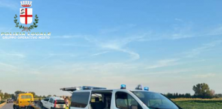 Senza patente causa incidente, poi scappa e denuncia falso furto dell’auto: 35enne nei guai