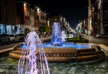 Mantova, la fontana di corso Vittorio Emanuele si illumina di rosa e azzurro
