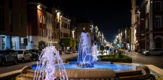 Mantova, la fontana di corso Vittorio Emanuele si illumina di rosa e azzurro