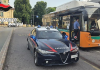 Sul bus accanto all’ex per mezz’ora ignorando i segnali sonori del braccialetto elettronico: arrestato