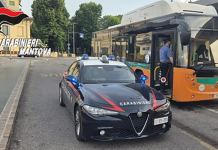 Sul bus accanto all’ex per mezz’ora ignorando i segnali sonori del braccialetto elettronico: arrestato