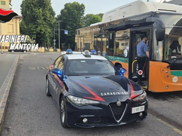 Sul bus accanto all’ex per mezz’ora ignorando i segnali sonori del braccialetto elettronico: arrestato