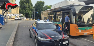 Sul bus accanto all’ex per mezz’ora ignorando i segnali sonori del braccialetto elettronico: arrestato