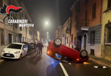 Corso Garibaldi, ubriaca persa al volante centra tre auto e si cappotta: denunciata 42enne