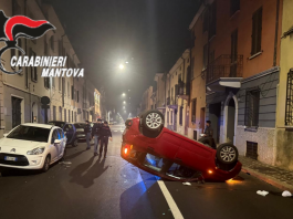 Corso Garibaldi, ubriaca persa al volante centra tre auto e si cappotta: denunciata 42enne
