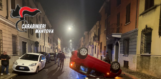 Corso Garibaldi, ubriaca persa al volante centra tre auto e si cappotta: denunciata 42enne