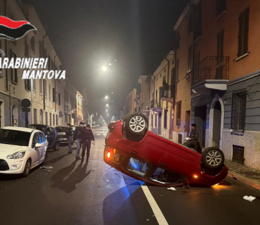Corso Garibaldi, ubriaca persa al volante centra tre auto e si cappotta: denunciata 42enne
