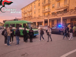 Ostiglia, Carabinieri presidiano scuole e fermate dei bus dopo le fake news sui social