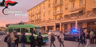 Ostiglia, Carabinieri presidiano scuole e fermate dei bus dopo le fake news sui social