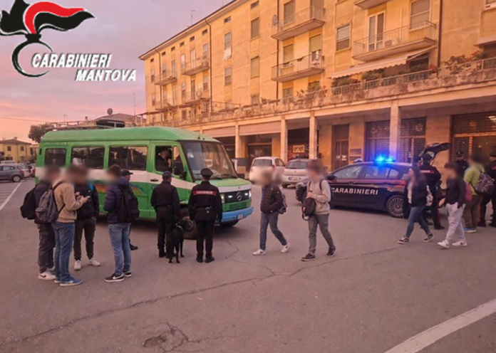 foto ostiglia 5 - controlli carabinieri scuole