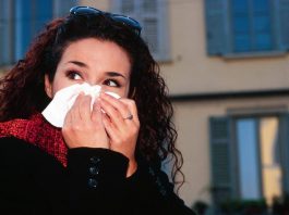 Raffreddore che non passa, cosa fare: esperto svela le cause dei sintomi infiniti