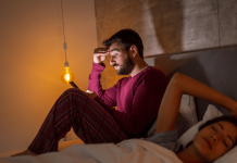 Ora solare: il debito di sonno resta, indagine: “Un italiano su 3 recupera nel weekend”