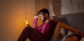 Ora solare: il debito di sonno resta, indagine: “Un italiano su 3 recupera nel weekend”