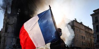 Francia, proteste contro il caro vita: scontri a Parigi e Marsiglia, almeno cento gli arresti