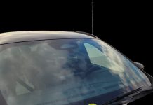 Frutto colpisce un’auto alla rotatoria dei giardini Nuvolari: parabrezza crepato, paura per un anziano