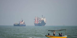 Iran, Pasdaran: “Tre petroliere contro mine nello Stretto di Hormuz, una è esplosa”